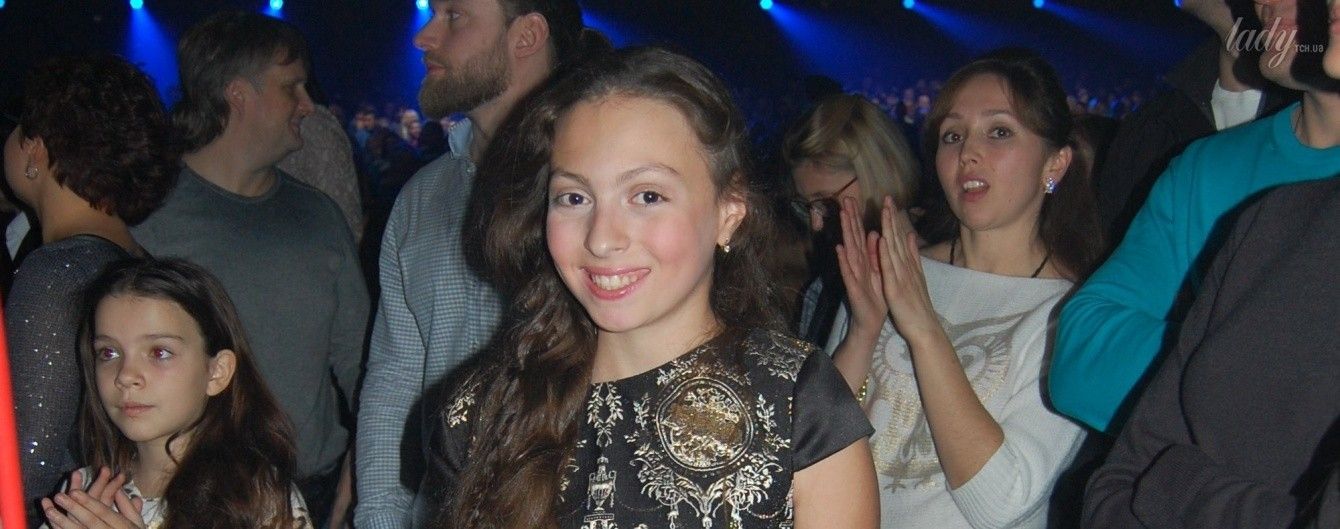 Похожа на маму: 11-летняя дочь Оли Поляковой пришла на ее концерт в красивом платье