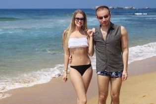 Денис Повалий показал подписчикам упругие ягодицы жены в нижнем белье
