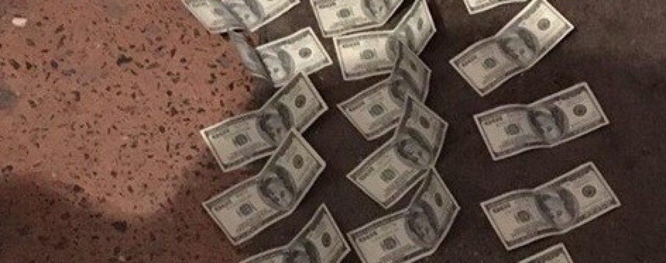 Чиновница миграционной службы требовала от иностранца взятку и угрожала депортацией