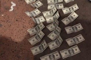 Чиновница миграционной службы требовала от иностранца взятку и угрожала депортацией