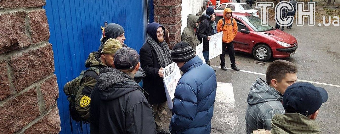 Активісти продовжують блокувати СІЗО у Києві, не випускаючи беркутівців на засідання суду з Януковичем
