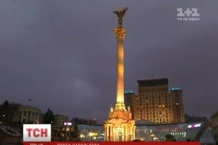 Монумент Незалежності змінив колір заради захисту жінок