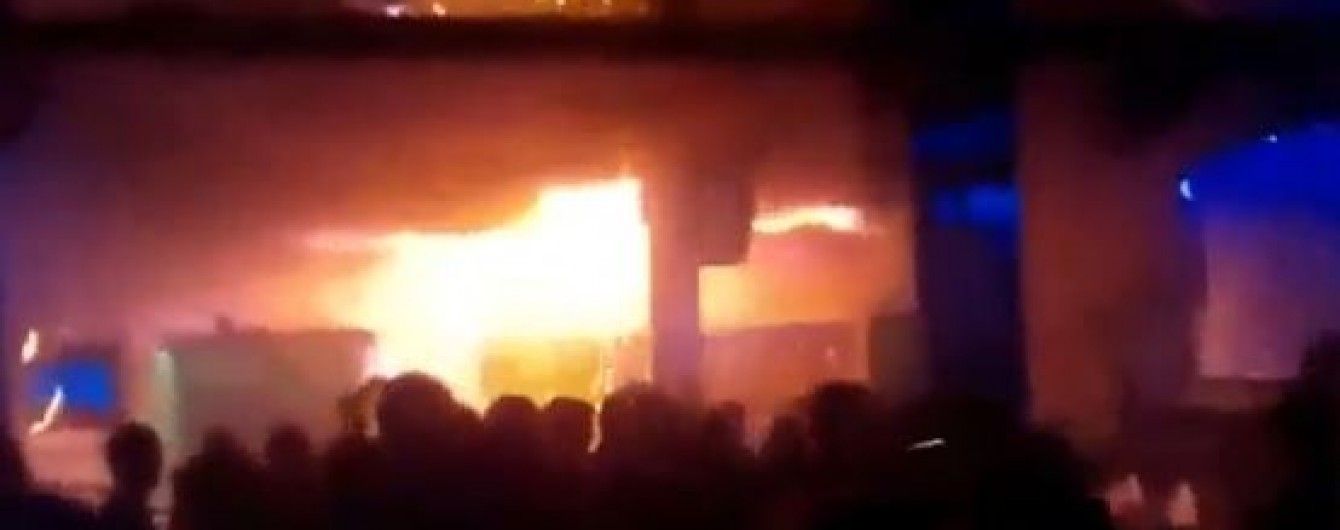 Очевидцы опубликовали новое видео из помещения охваченного огнем львовского клуба