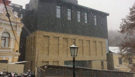 На Андреевском спуске показали фасад скандального здания Театра на Подоле
