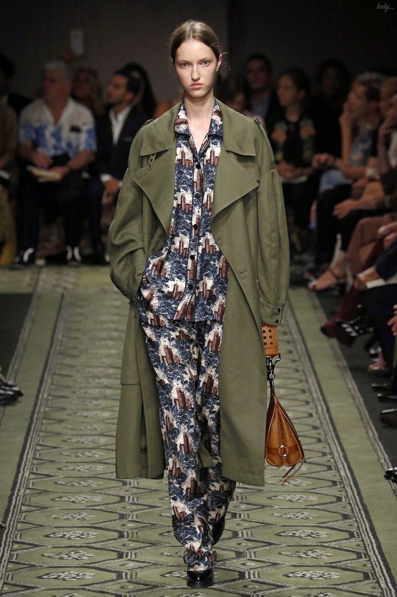 Коллекция Burberry прет-а-порте сезона весна-лето 2017_21