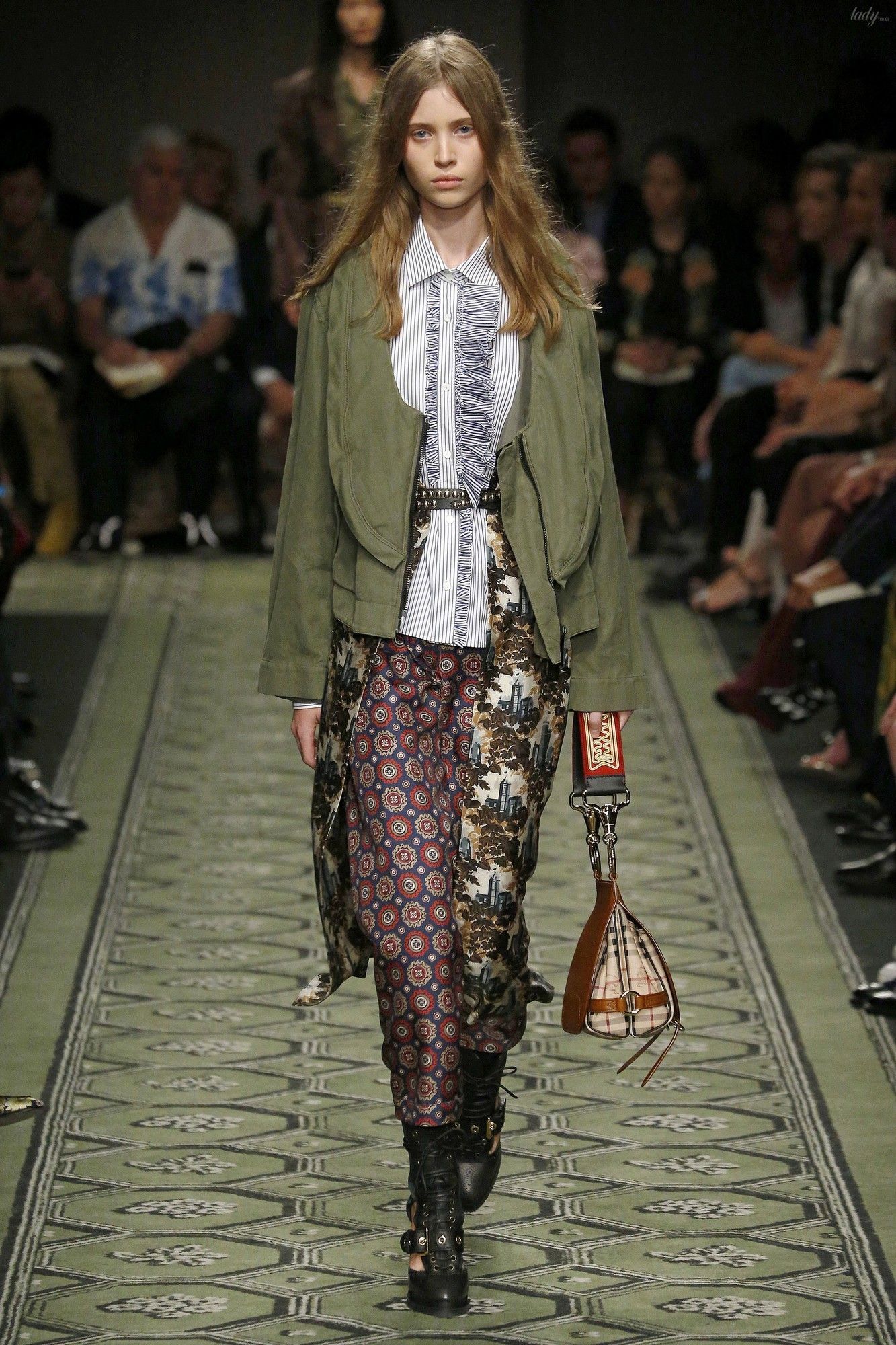 Коллекция Burberry прет-а-порте сезона весна-лето 2017_32
