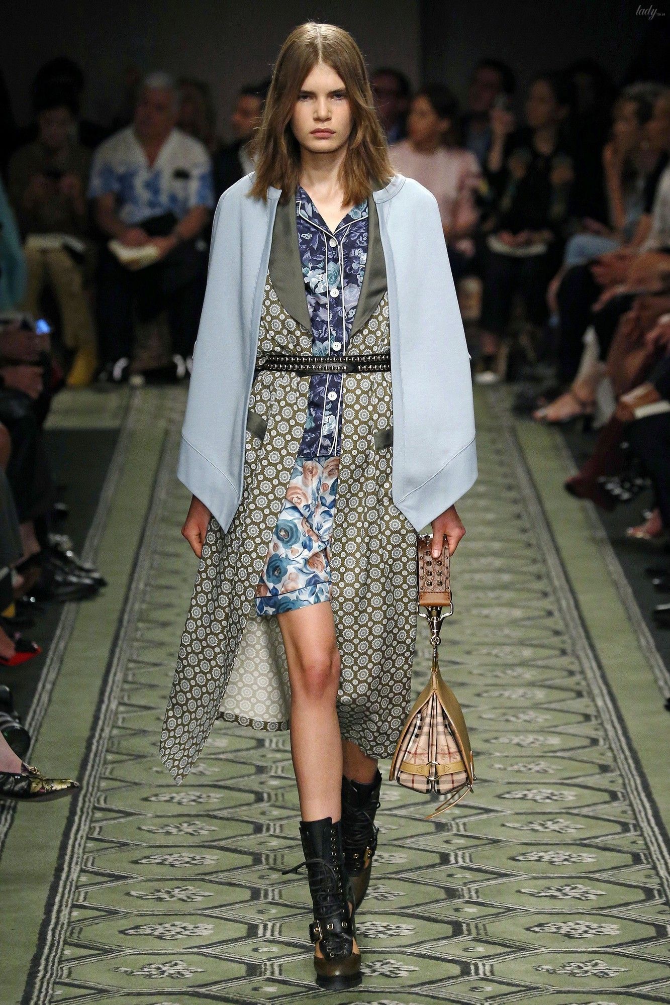 Коллекция Burberry прет-а-порте сезона весна-лето 2017_38