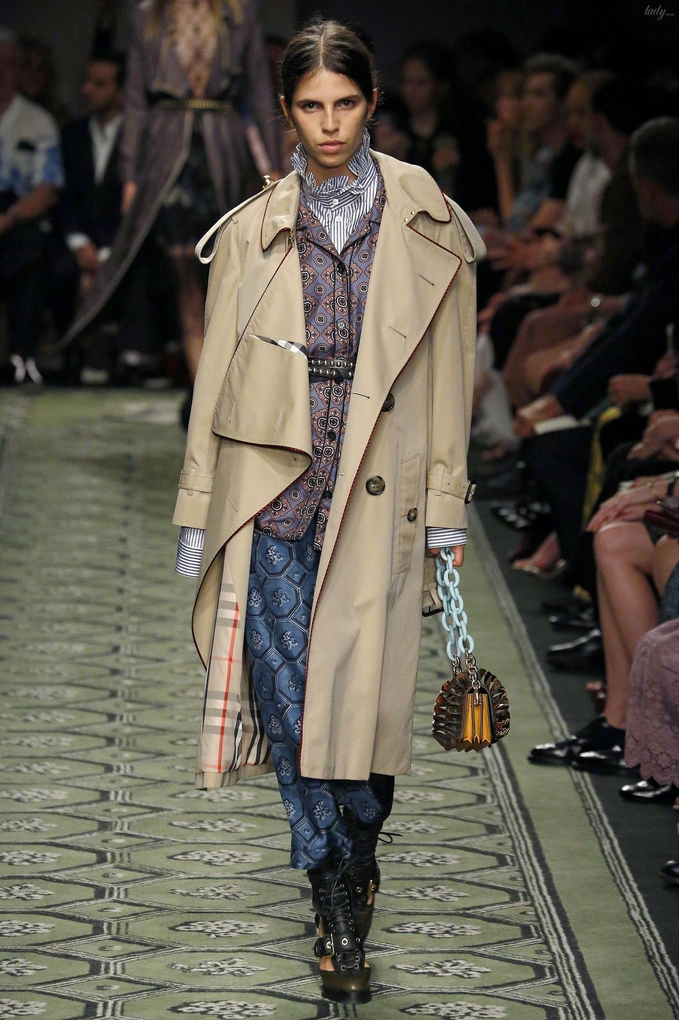 Коллекция Burberry прет-а-порте сезона весна-лето 2017_56