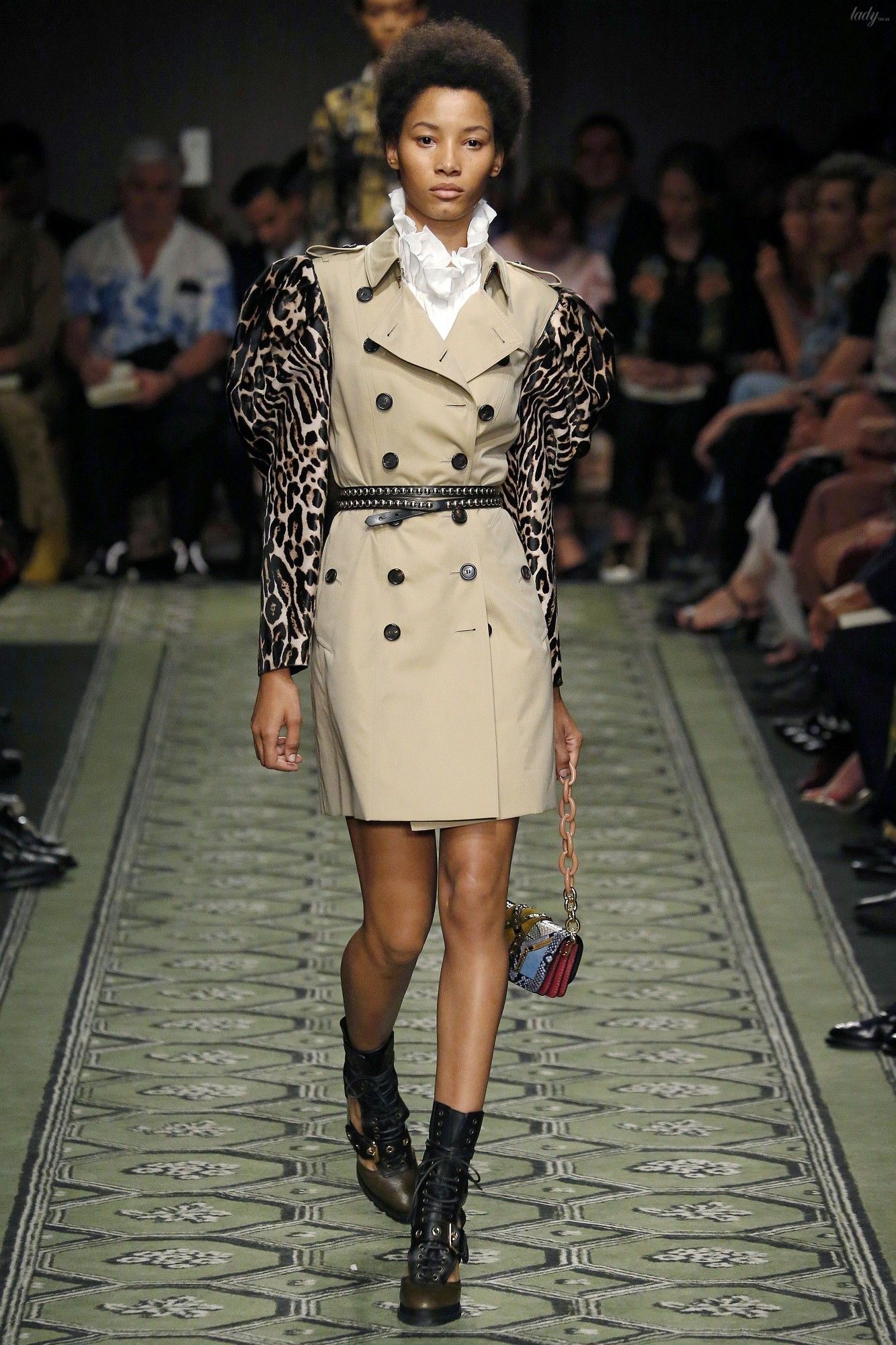 Коллекция Burberry прет-а-порте сезона весна-лето 2017_59