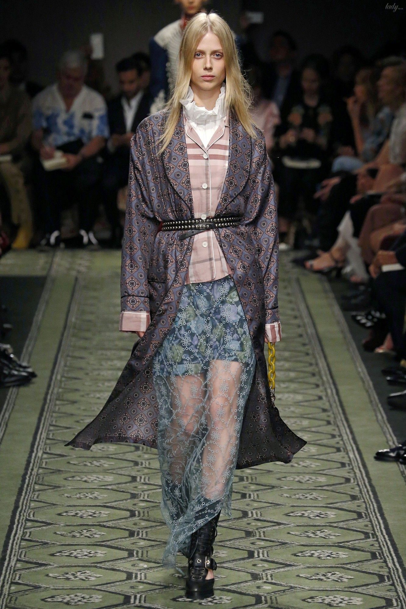 Коллекция Burberry прет-а-порте сезона весна-лето 2017_61