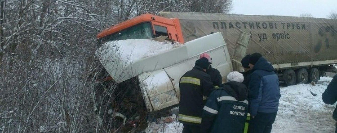 Смертельна ДТП на Хмельниччині: вантажівка не розминулася з мікроавтобусом
