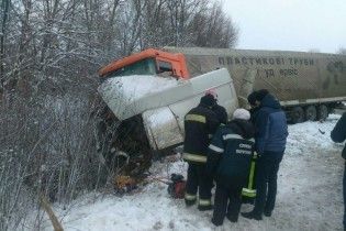 Смертельна ДТП на Хмельниччині: вантажівка не розминулася з мікроавтобусом