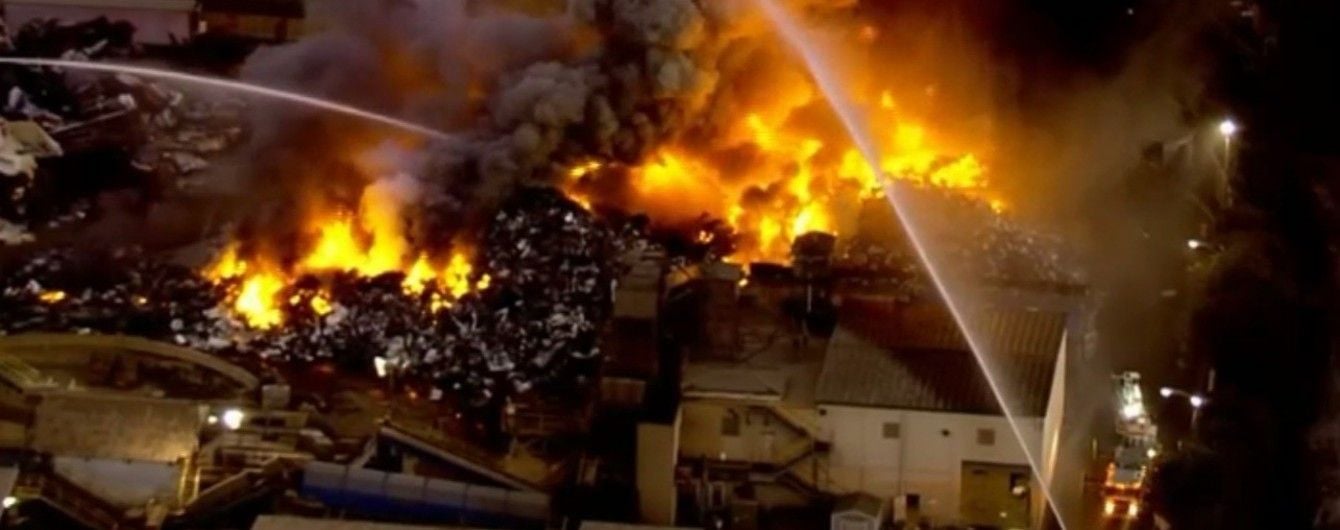 Потужна пожежа: у США горів металургійний завод