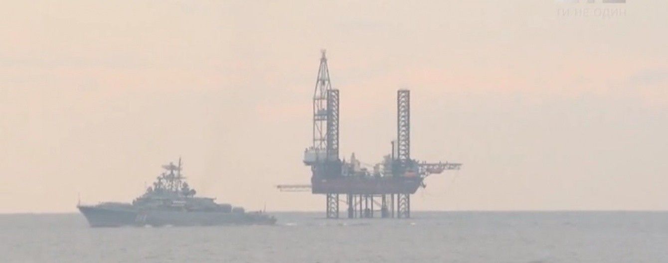 Морські "пірати". Військовий корабель Росії кружляє навколо вкрадених українських "вишок Бойка"