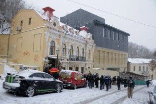Архітектори придумали несподіване рішення, як "сховати" чорний театр на Андріївському узвозі в Києві
