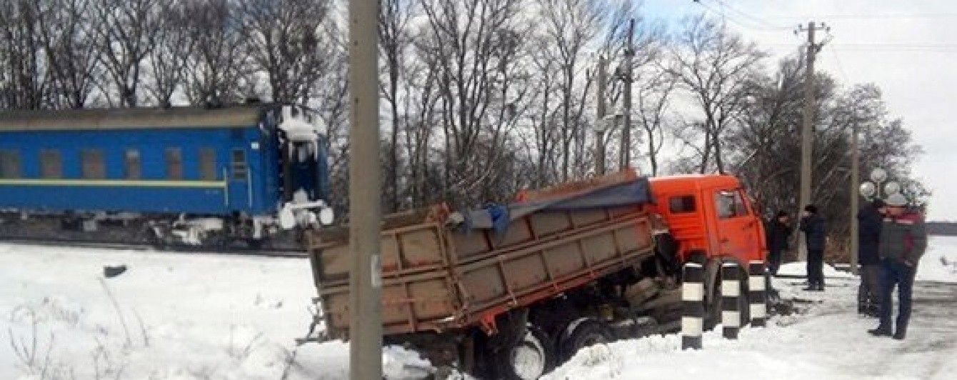 На Хмельниччині пасажирський потяг зіткнувся з вантажівкою