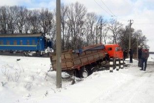 На Хмельниччині пасажирський потяг зіткнувся з вантажівкою