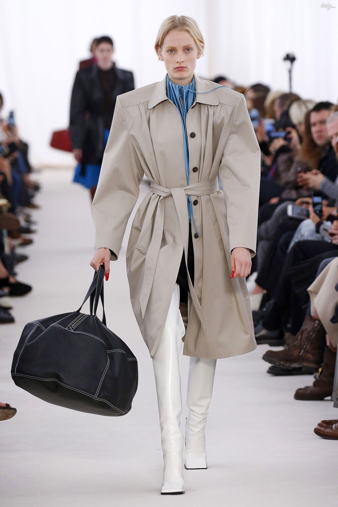 Коллекция Balenciaga прет-а-порте сезона весна-лето 2017_1