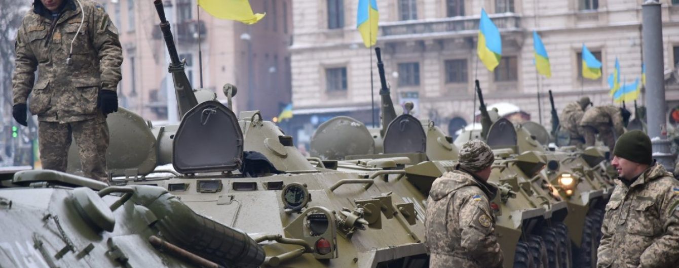 У Львові тисячі військових пройшлися маршем у супроводі військової техніки