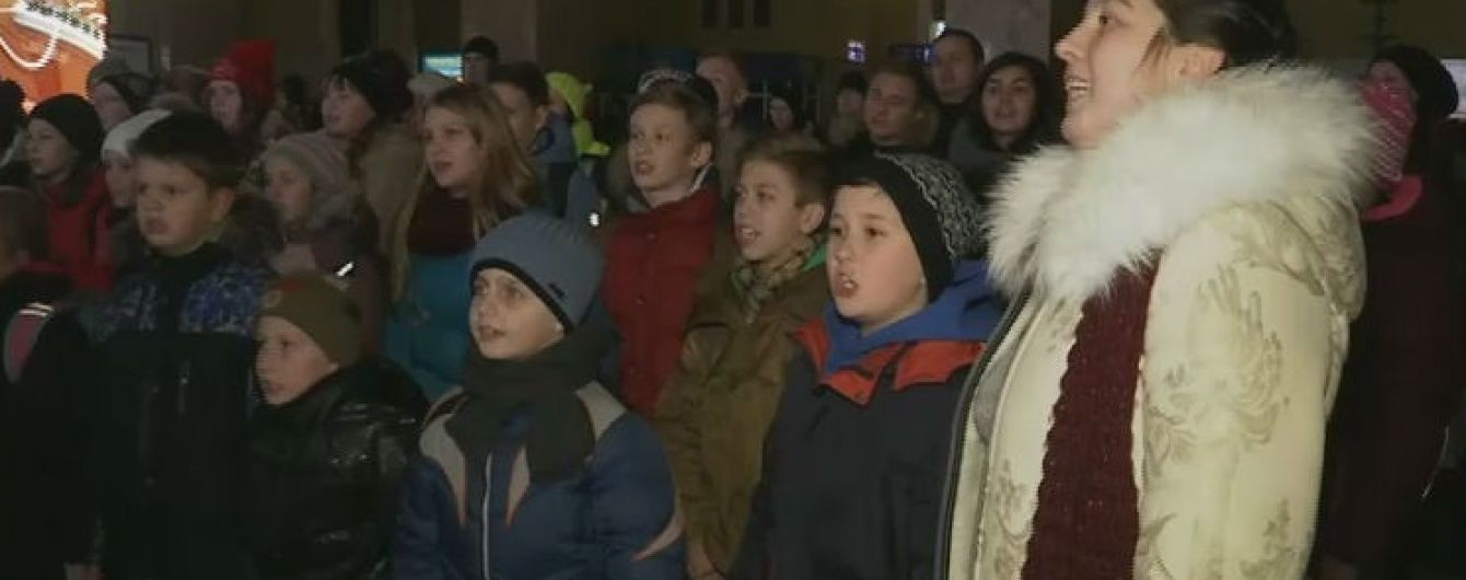 Флешмоб на честь дня волонтерів влаштували на Харківському залізничному вокзалі