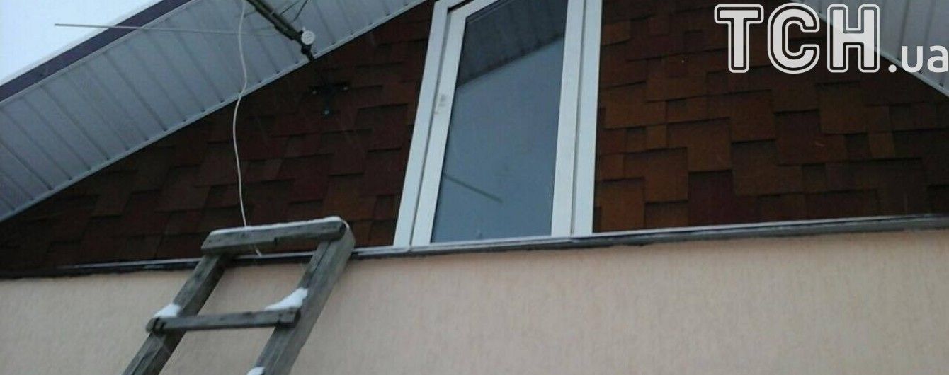 Власниця будинку в Княжичах уперше розповіла про побачене після розстрілу поліцейських