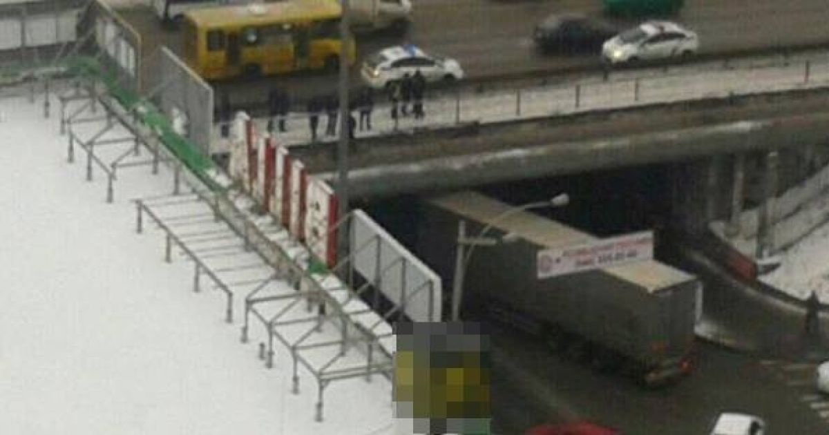 В Киеве пьяный мужчина собирался спрыгнуть с моста и сообщил о воображаемой гранате
