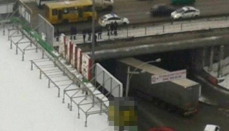 В Киеве пьяный мужчина собирался спрыгнуть с моста и сообщил о воображаемой гранате