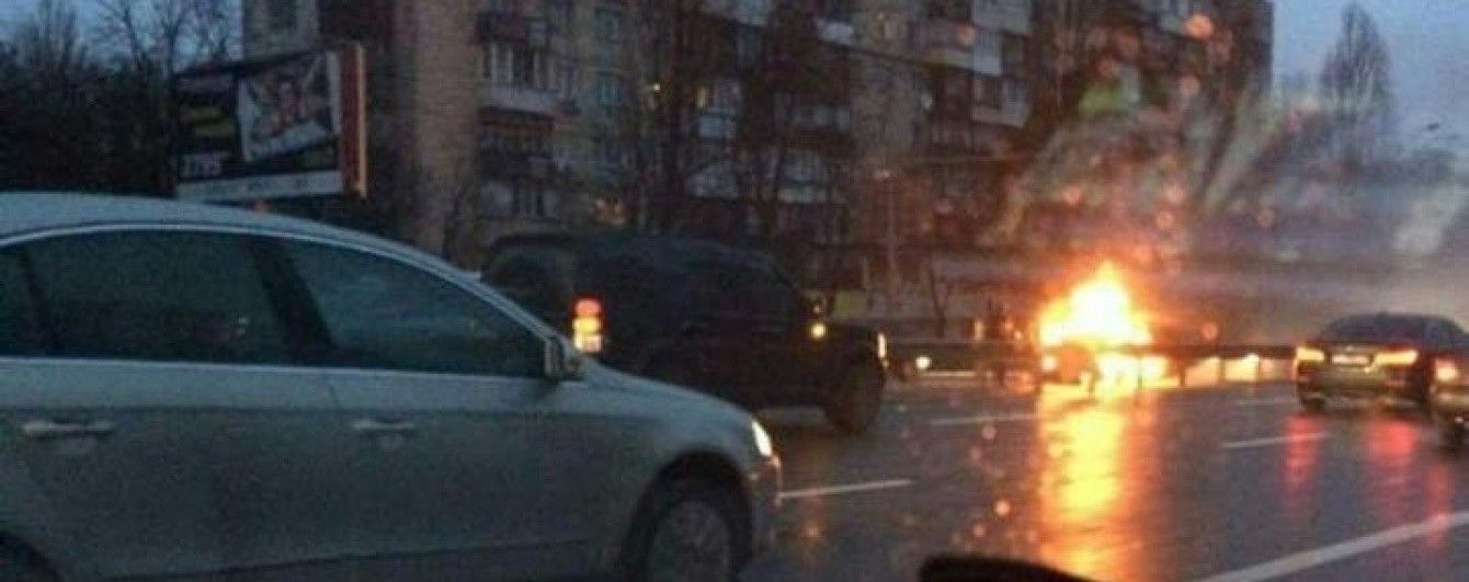 У Києві біля однієї зі станцій метро спалахнуло авто, жвавий проспект скували затори