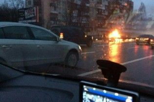 У Києві біля однієї зі станцій метро спалахнуло авто, жвавий проспект скували затори