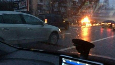 В Киеве возле одной из станций метро вспыхнуло авто, оживленный проспект сковали пробки