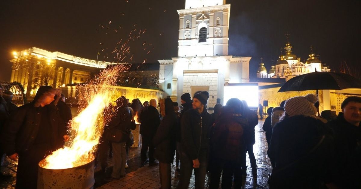 Молитва, уникальное видео и воспоминания очевидцев: в Киеве почтили память Героев Небесной Сотни
