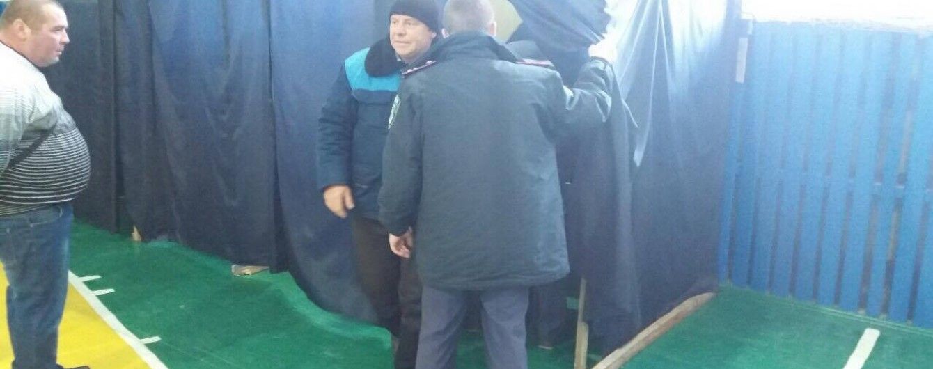 Вибори місцевої влади: на Полтавщині п'яний чоловік заснув у кабінці для голосування