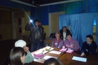 На Дніпропетровщині голоси на ДВК рахують із ліхтариками