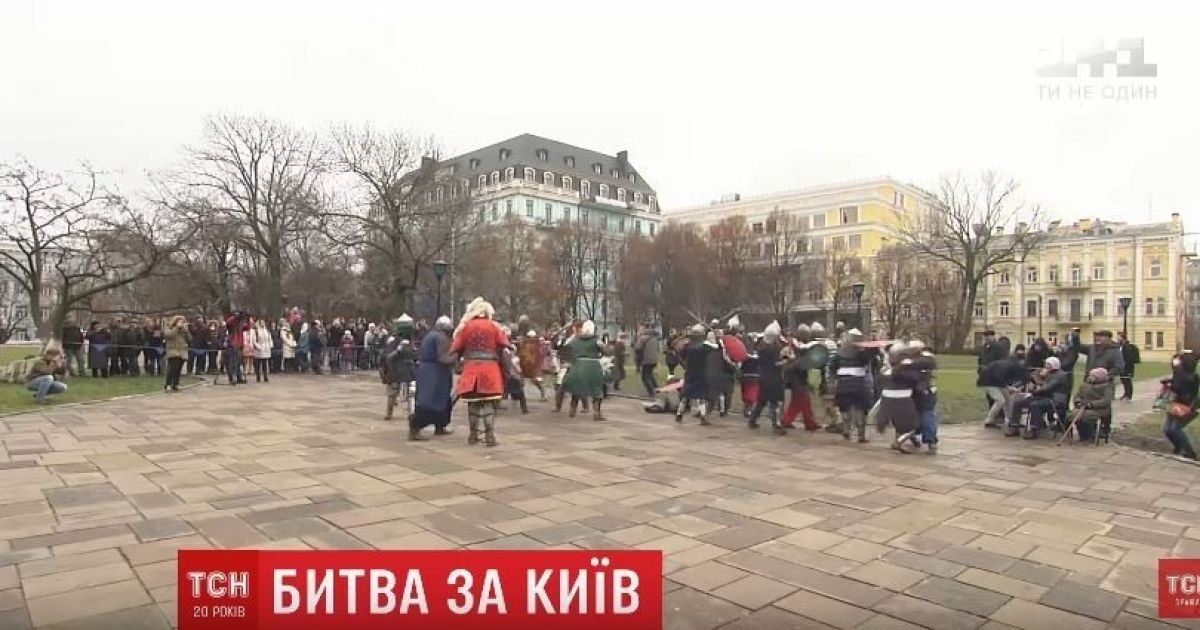 В центре Киева зрелищно реконструировали битву с монголо-татарами XIII века