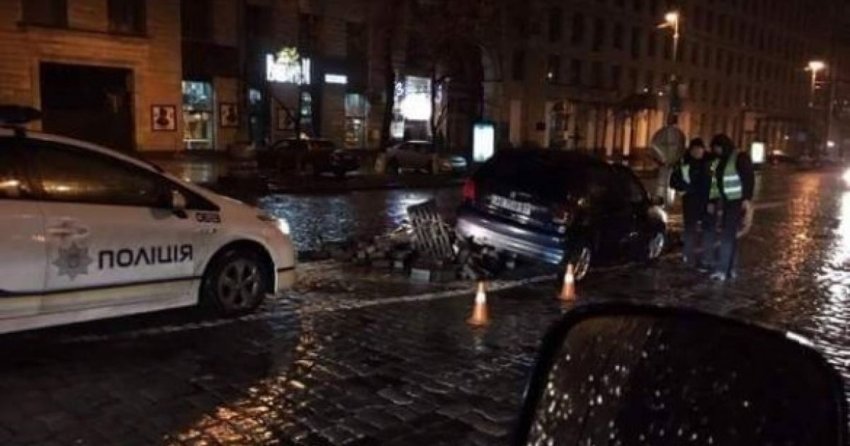В центре Киева водитель снес мемориал героям Небесной сотни