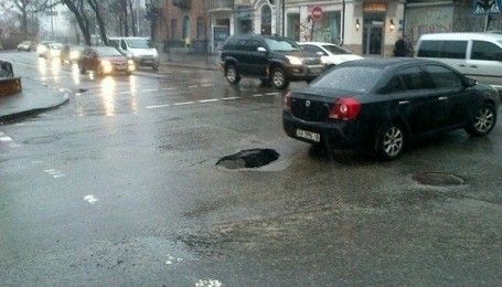 В центре столицы провалился асфальт