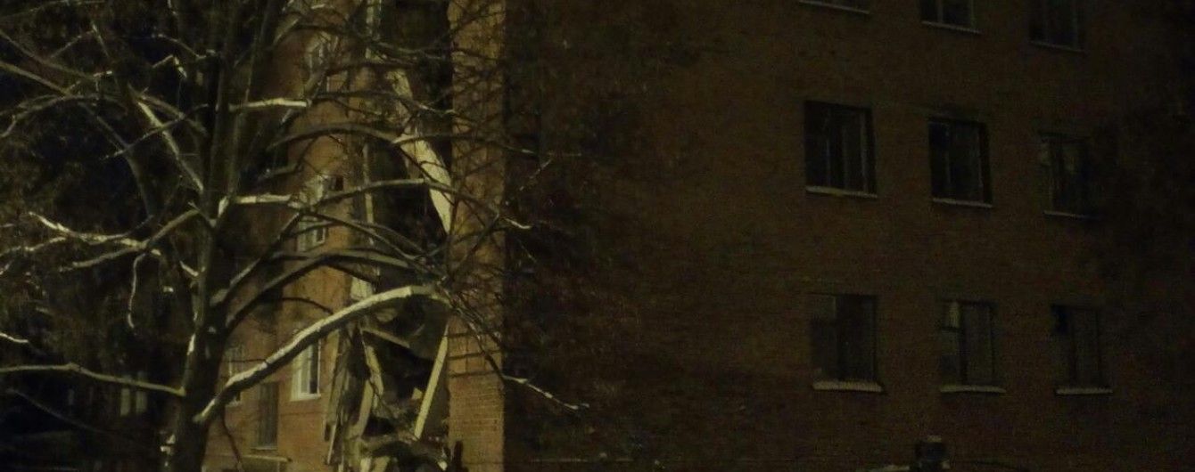 У Чернігові з-під завалів житлового будинку дістали підлітка