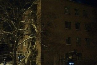 У Чернігові з-під завалів житлового будинку дістали підлітка