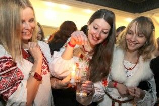 На цибулі, гребінці чи тінях. Як ворожити на коханого у День Андрія