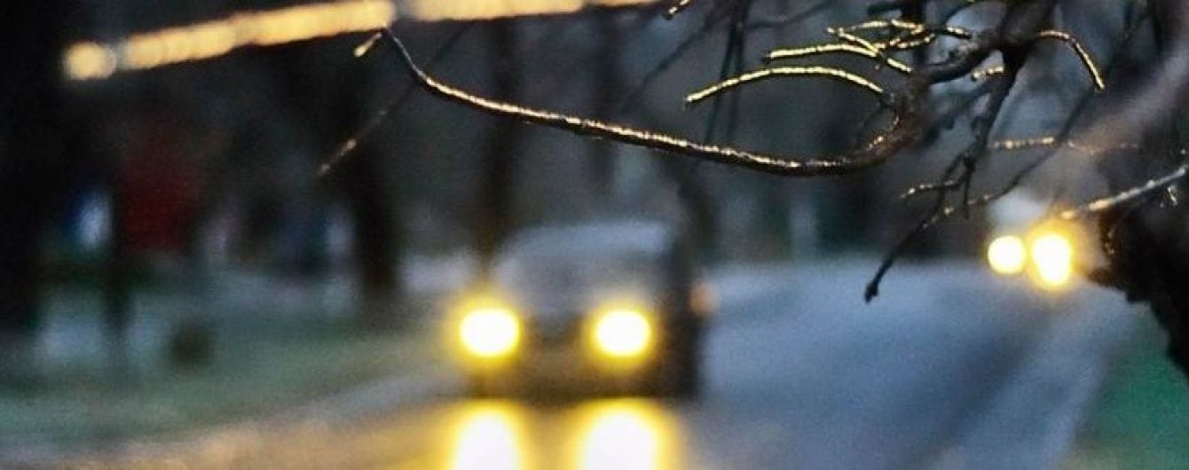 Ожеледь паралізувала дорожній рух у Дніпрі