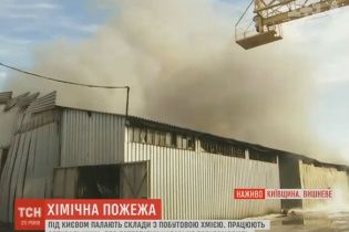 Під Києвом палають склади