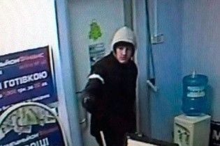 У Харкові серед білого дня чоловік із пістолетом пограбував кредитну установу