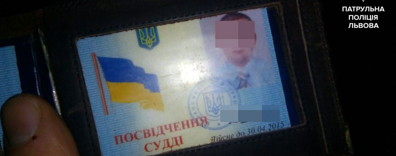 На Львівщині п'яний суддя заснув за кермом на світлофорі