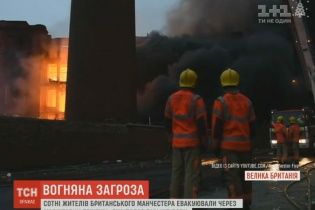 У британському Манчестері більше доби намагаються загасити пожежу на текстильній фабриці