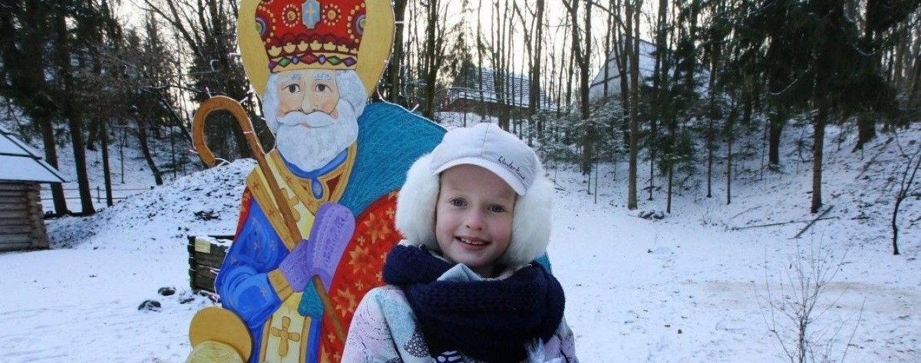 Християни відзначають День Святого Миколая. В Україні запалять новорічні ялинки