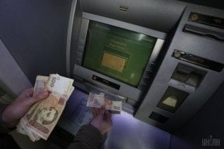 У Києві на станціях метро запрацювали банкомати та термінали