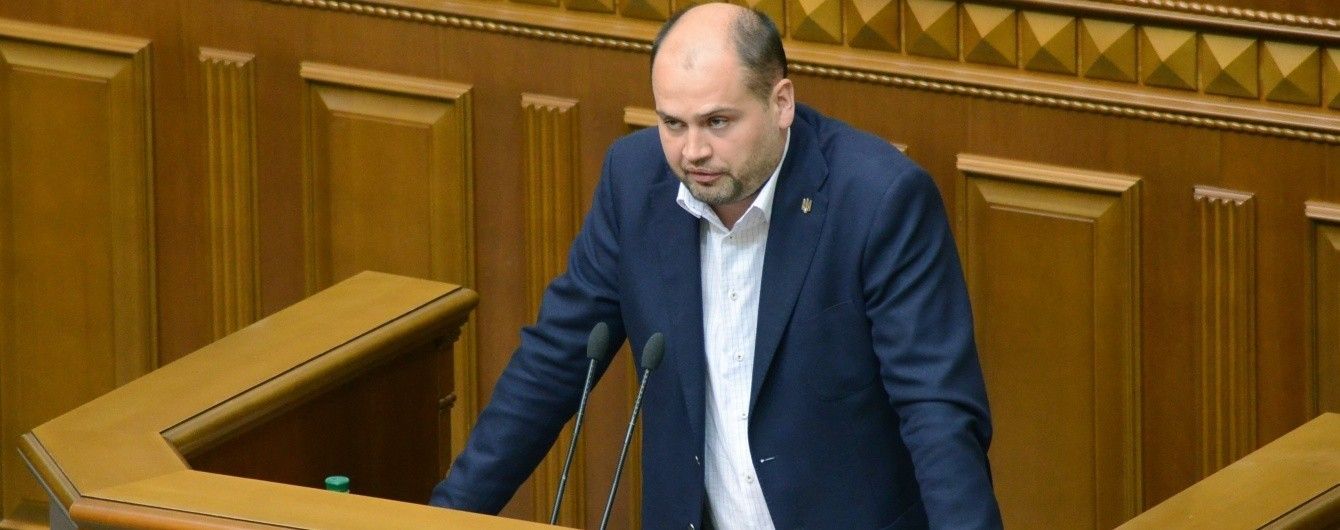Нардепи почубилися в Раді, обговорюючи Податковий кодекс: в хід пішли пляшки й ручки