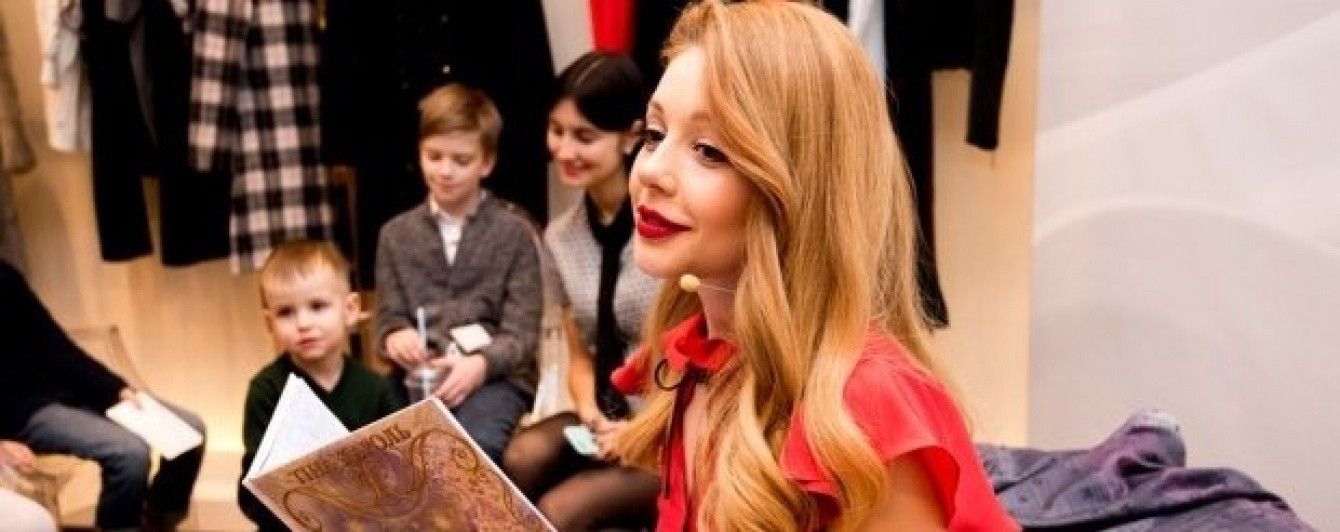 Тіна Кароль у яскраво-червоній кофтинці показала дітям свою різдвяну книгу