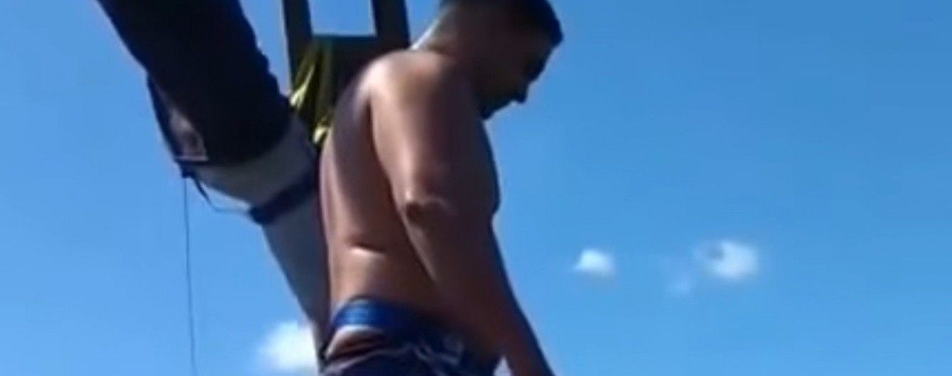 У Бразилії банджі-джампер загинув на очах у дружини і сина, стрибнувши з занадто довгою мотузкою