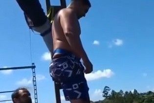 У Бразилії банджі-джампер загинув на очах у дружини і сина, стрибнувши з занадто довгою мотузкою
